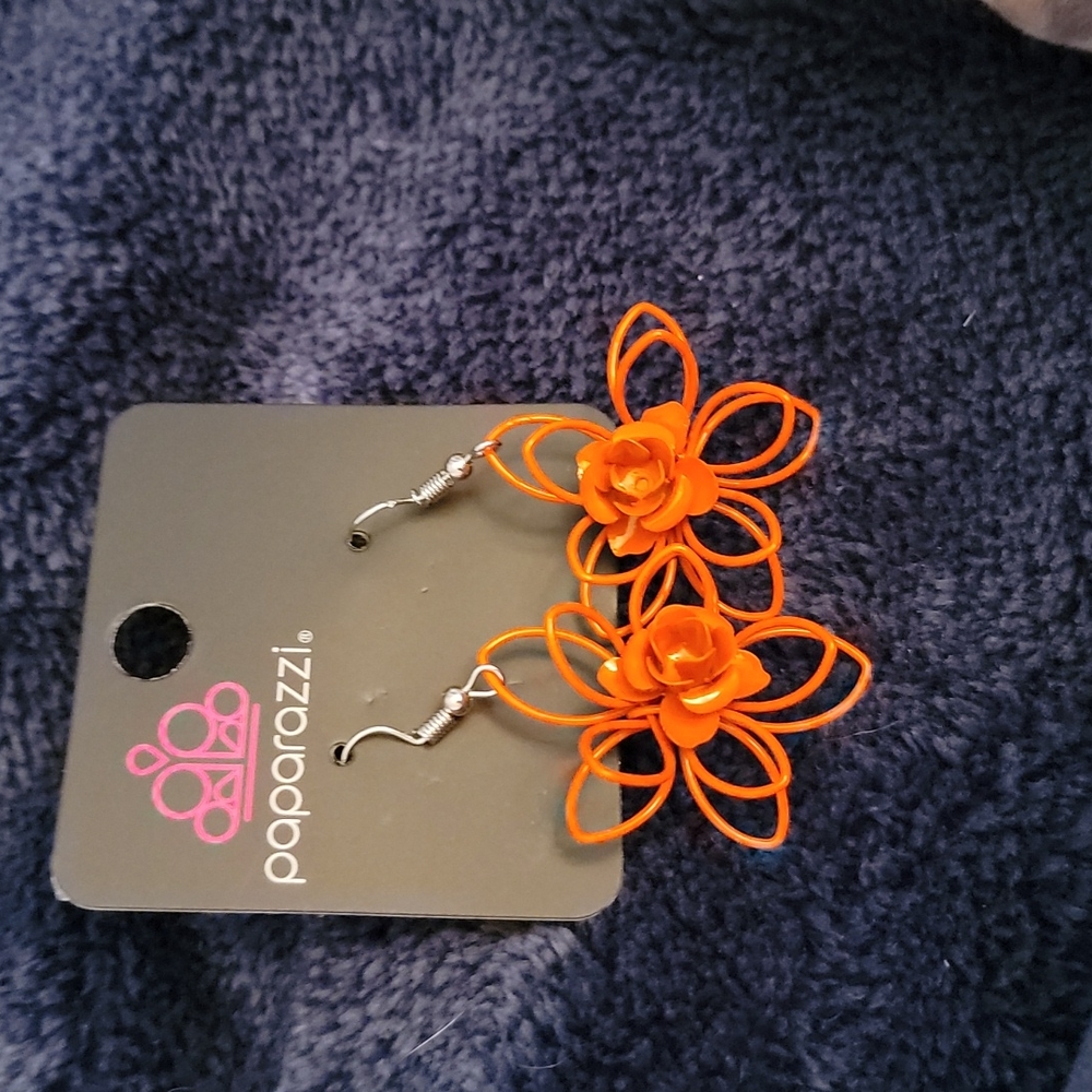 🪁NWT! Orange Floral Earrings